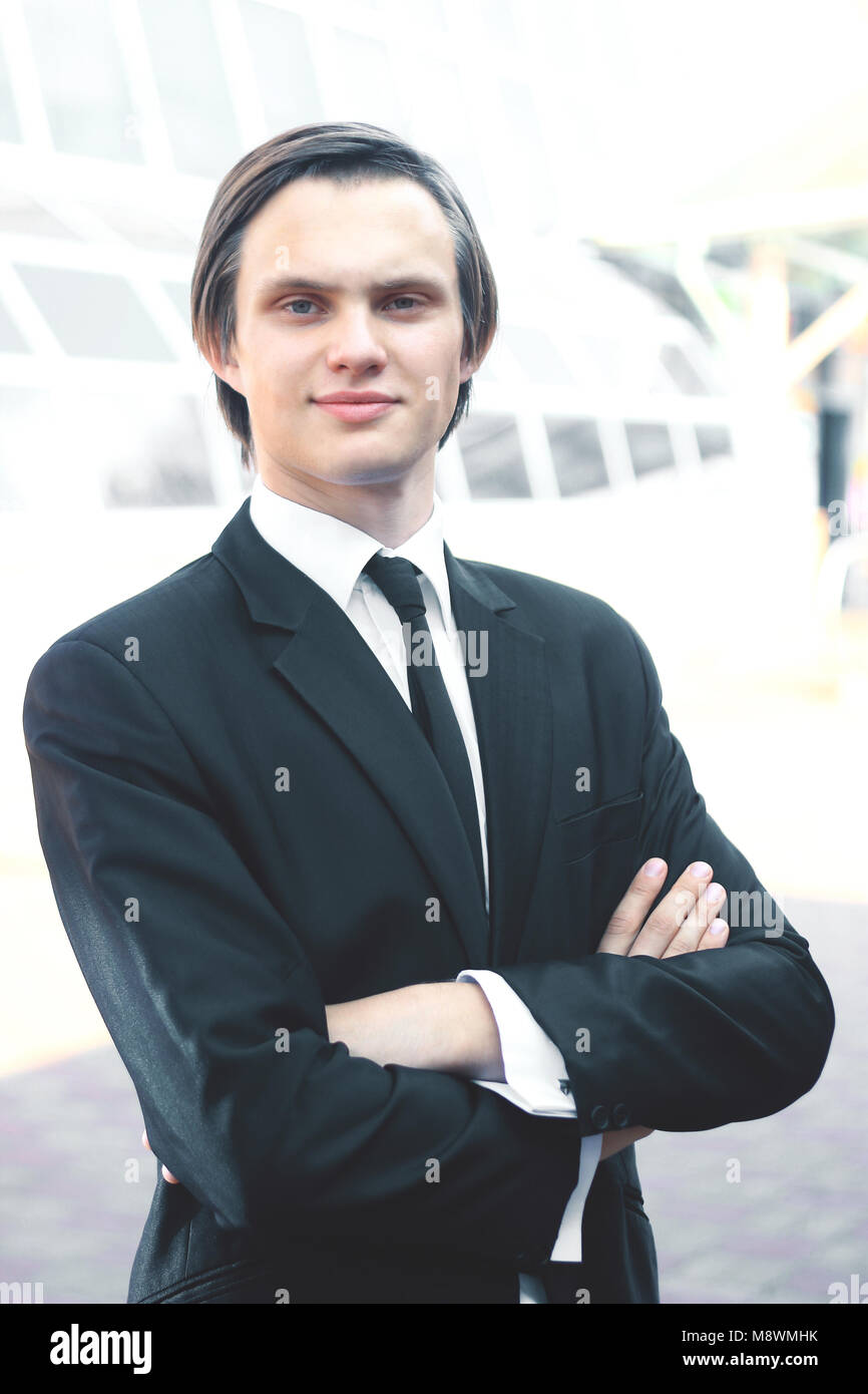 Portrait einer jungen Geschäftsmann auf unscharfen Hintergrund Stockfoto