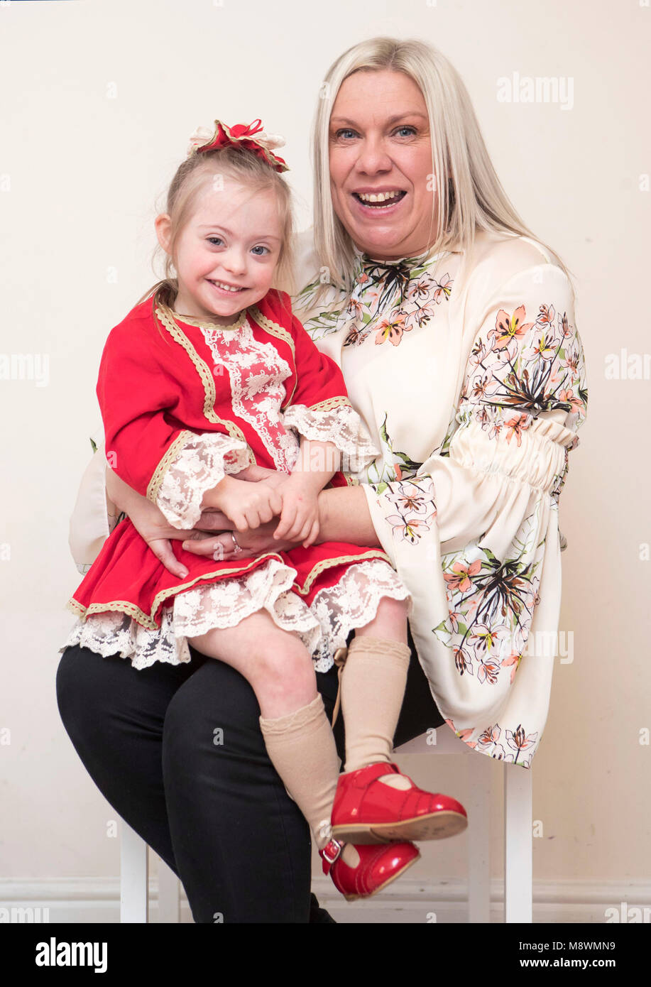 Julie Britton mit ihrer Tochter Connie-Rose Seabourne Wer hat Down-syndrom, an ihrem Haus in Leeds, nachdem sie auf einer James Corden Fahrgemeinschaft karaoke Video, das virale mit über einer Million von Ansichten gegangen ist gesichert. Stockfoto