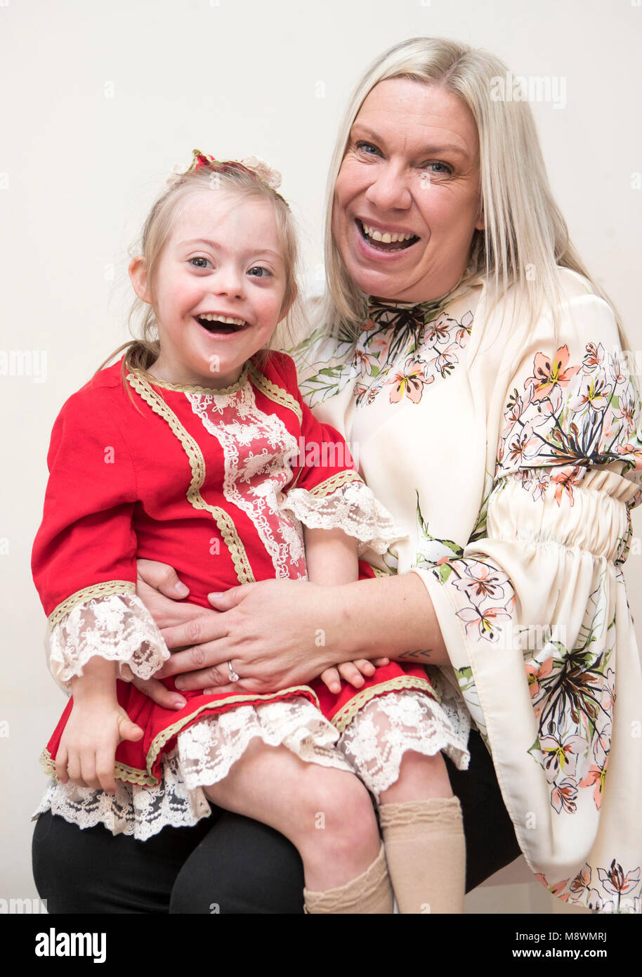 Julie Britton mit ihrer Tochter Connie-Rose Seabourne Wer hat Down-syndrom, an ihrem Haus in Leeds, nachdem sie auf einer James Corden Fahrgemeinschaft karaoke Video, das virale mit über einer Million von Ansichten gegangen ist gesichert. Stockfoto