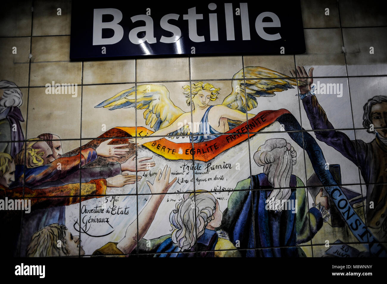 Pariser Metro-U-Bahnhof Bastille - GESCHICHTE ABBILDUNG IN DER METRO STATION - PARIS METRO SIGN-METRO BASTILLE WANDMALEREI © Frédéric BEAUMONT Stockfoto