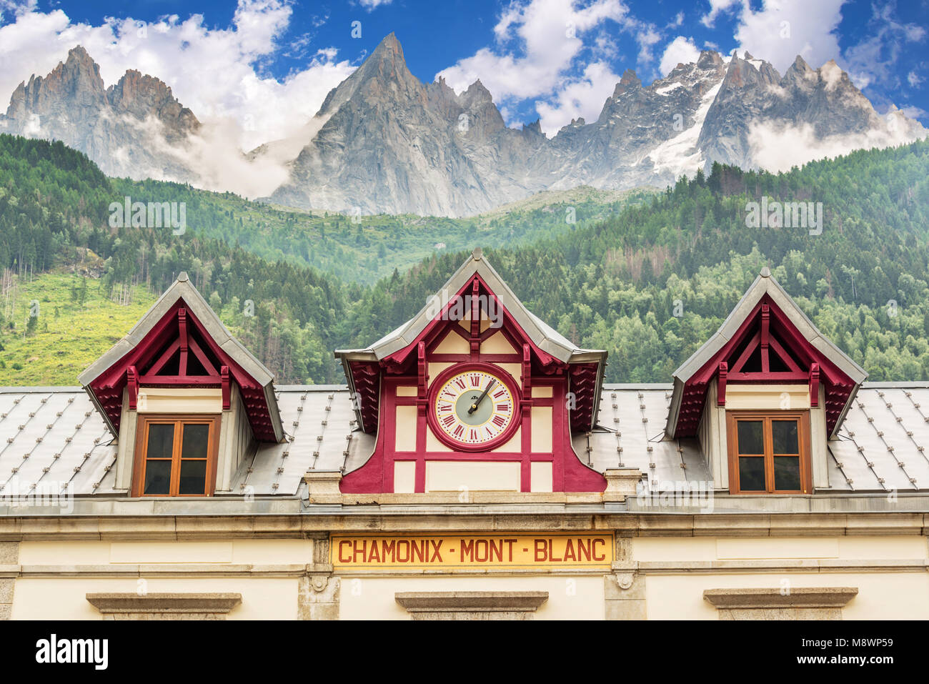 Chamonix Mont Blanc Bahnhof, Les Aiguilles de Chamonix im Hintergrund, die Alpen, Frankreich Stockfoto