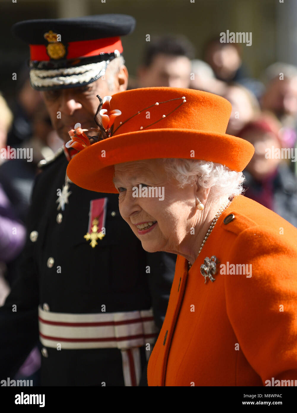 Queen Elizabeth II. kommt für einen Besuch der Royal Academy of Arts, London, die Fertigstellung eines größeren Sanierung des Standorts, der im Jahr 250-jähriges Bestehen der Akademie zu markieren. Stockfoto