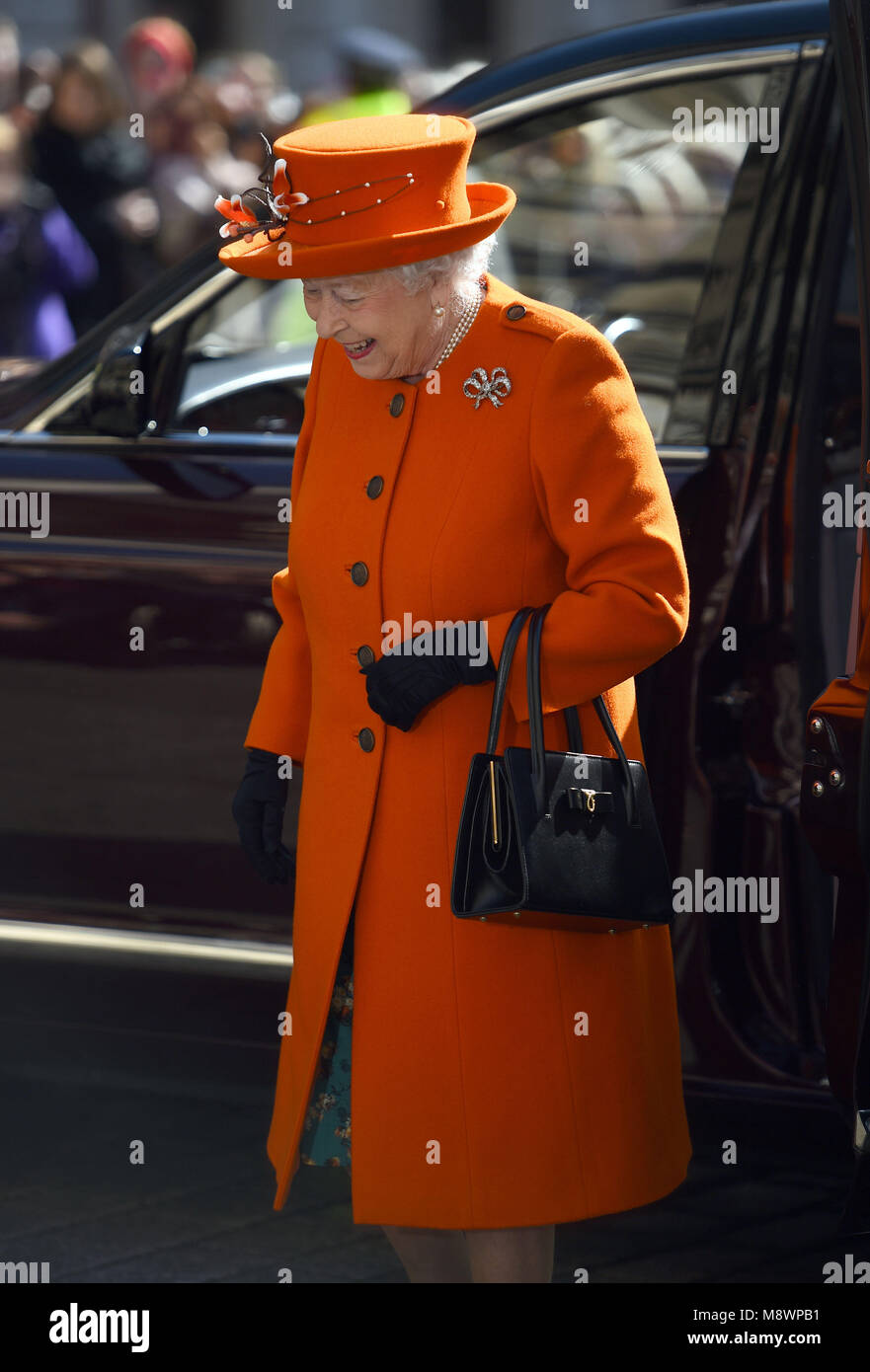 Queen Elizabeth II. kommt für einen Besuch der Royal Academy of Arts, London, die Fertigstellung eines größeren Sanierung des Standorts, der im Jahr 250-jähriges Bestehen der Akademie zu markieren. Stockfoto