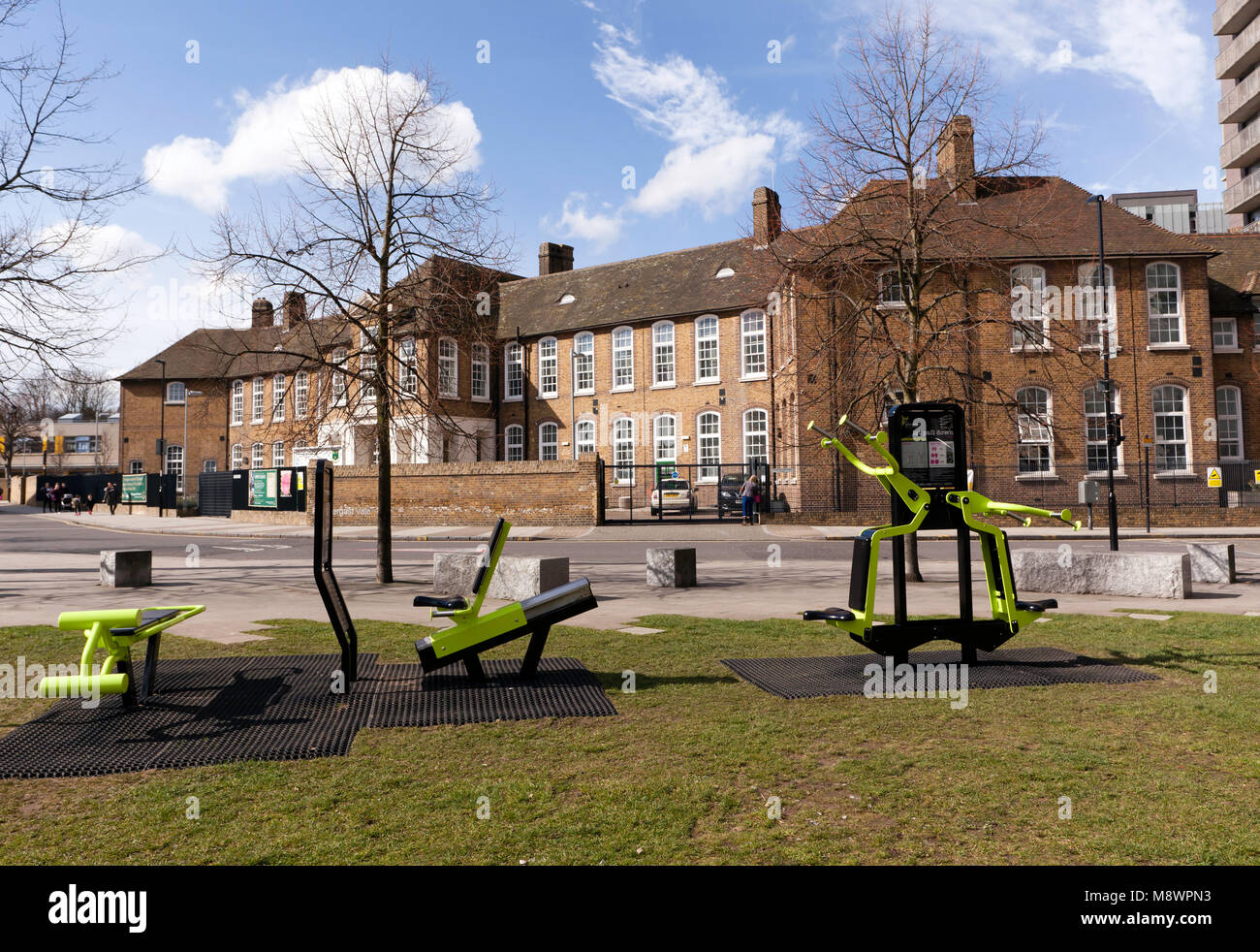 Blick auf Prendergast Vale Grundschule, über Cornmill Gärten, Lewisham, London Stockfoto