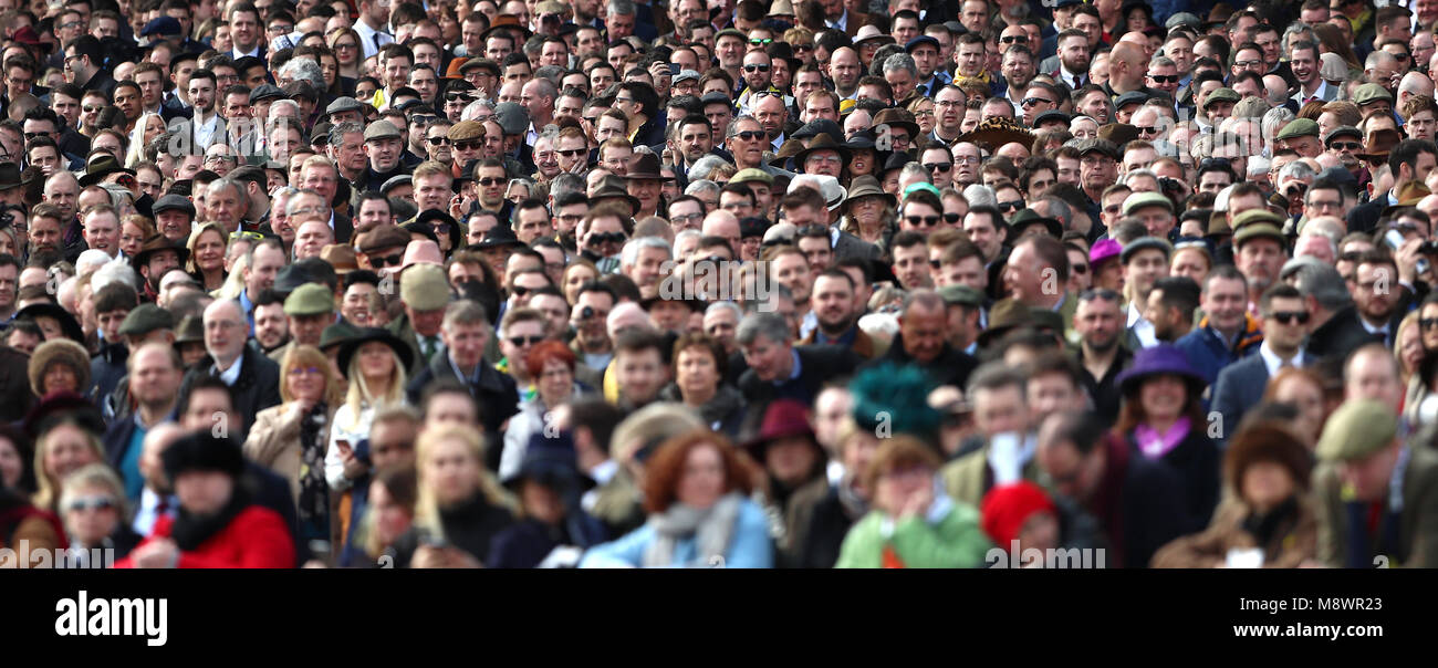 Masse von racegoers vor dem Start der Aktion auf der Gold Cup Freitag der Cheltenham Festival 2018 in Cheltenham Racecourse. Stockfoto