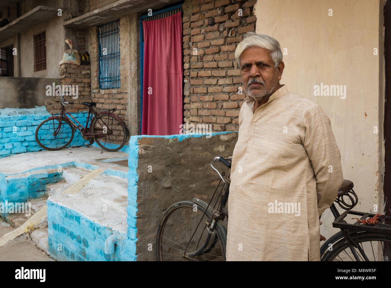 Mann stand vor seinem Haus in Sonepur, Indien. Stockfoto