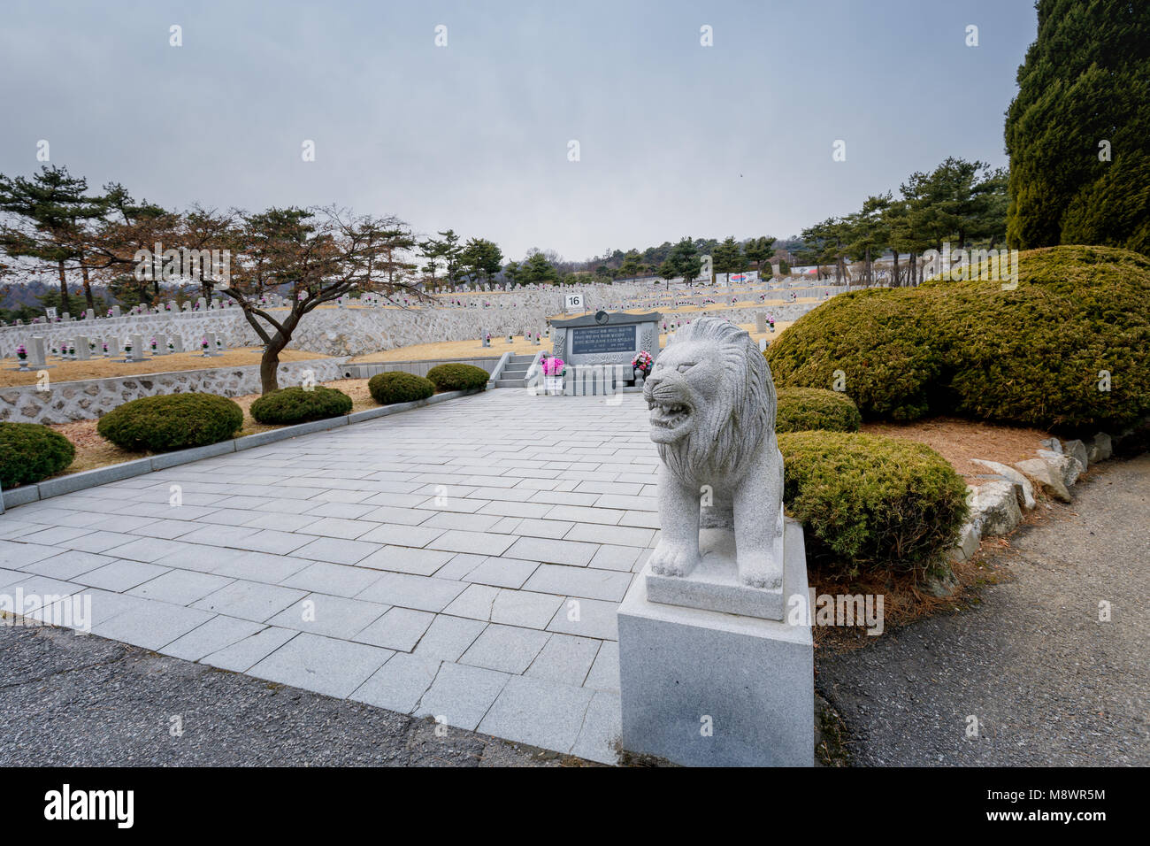 Seoul, Südkorea - 19. März 2018: Grabsteine in Seoul National Friedhof Stockfoto