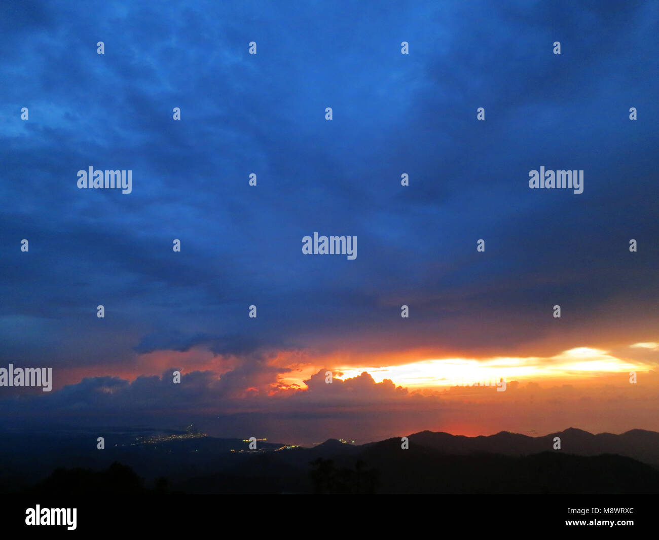Bij zonsondergang El Dorado Lodge/Sonnenuntergang El Dorado Lodge, Sierra Nevada, Kolumbien Stockfoto