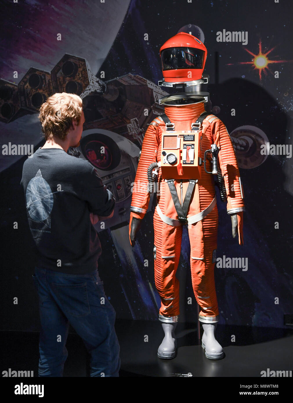 20 März 2018, Deutschland, Frankfurt am Main: eine Reproduktion eines Discovery Raumanzug auf der Messe "Kubricks 2001. 50 Jahre A Space Odyssey' an das Deutsche Filmmuseum. Die Ausstellung zum 50-jährigen Jubiläum der Premiere läuft der Film ab 21. März bis zum 23. September 2018. Foto: Arne Dedert/dpa Quelle: dpa Picture alliance/Alamy leben Nachrichten Stockfoto