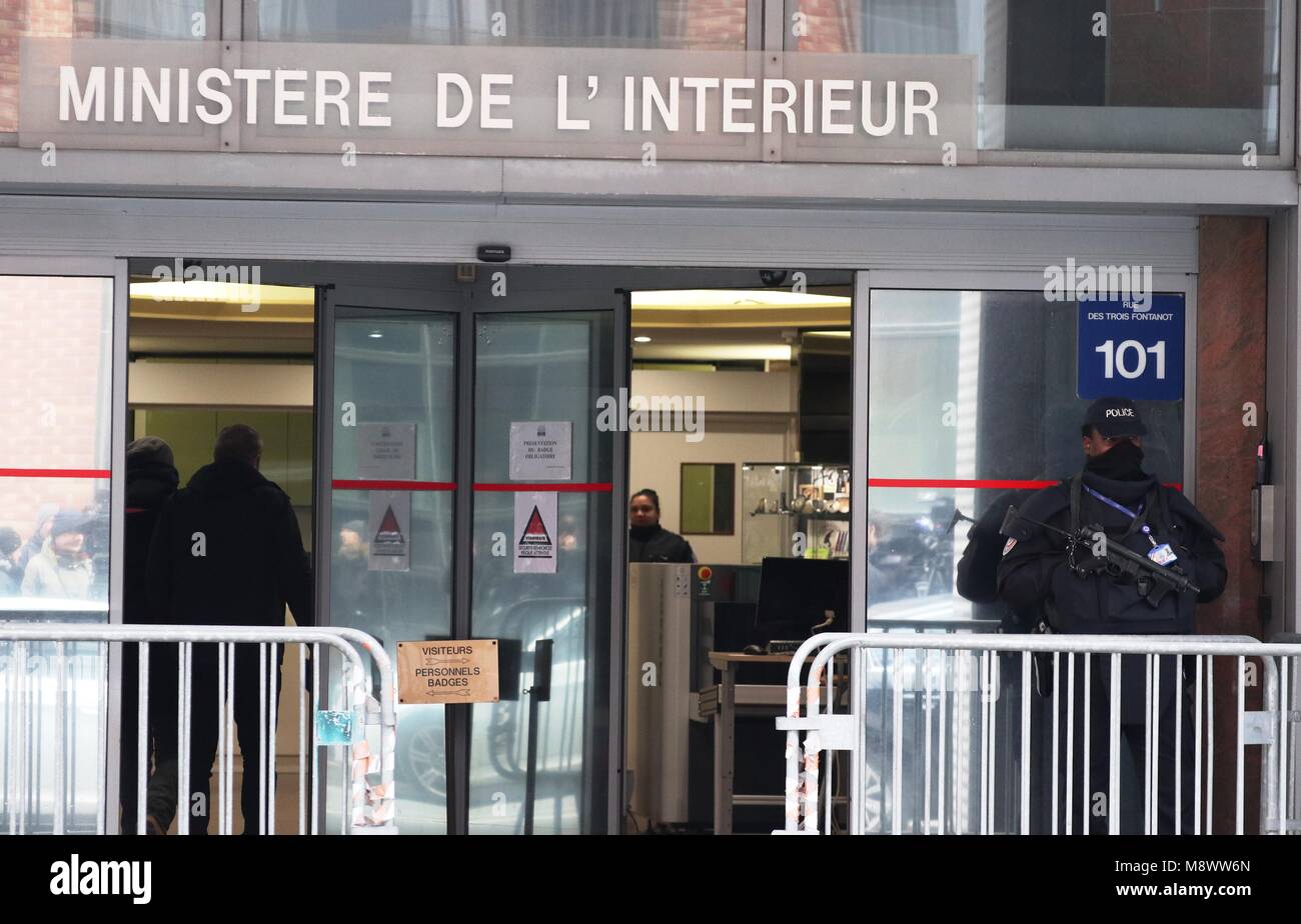 Nanterre, Frankreich. 20 Mär, 2018. Ein Polizist wacht außerhalb der Gebäude, wo der ehemalige französische Präsident Nicolas Sarkozy für eine Untersuchung in Nanterre, in der Nähe von Paris, Frankreich, am 20. März 2018 abgehalten wird. Der ehemalige französische Präsident Nicolas Sarkozy in Polizeigewahrsam wurde für eine Untersuchung in seinem Wahlkampf Finanzierung, lokale Medien berichteten Dienstag Zitieren einer Justiz offizielle Quelle. Credit: Li Genxing/Xinhua/Alamy leben Nachrichten Stockfoto