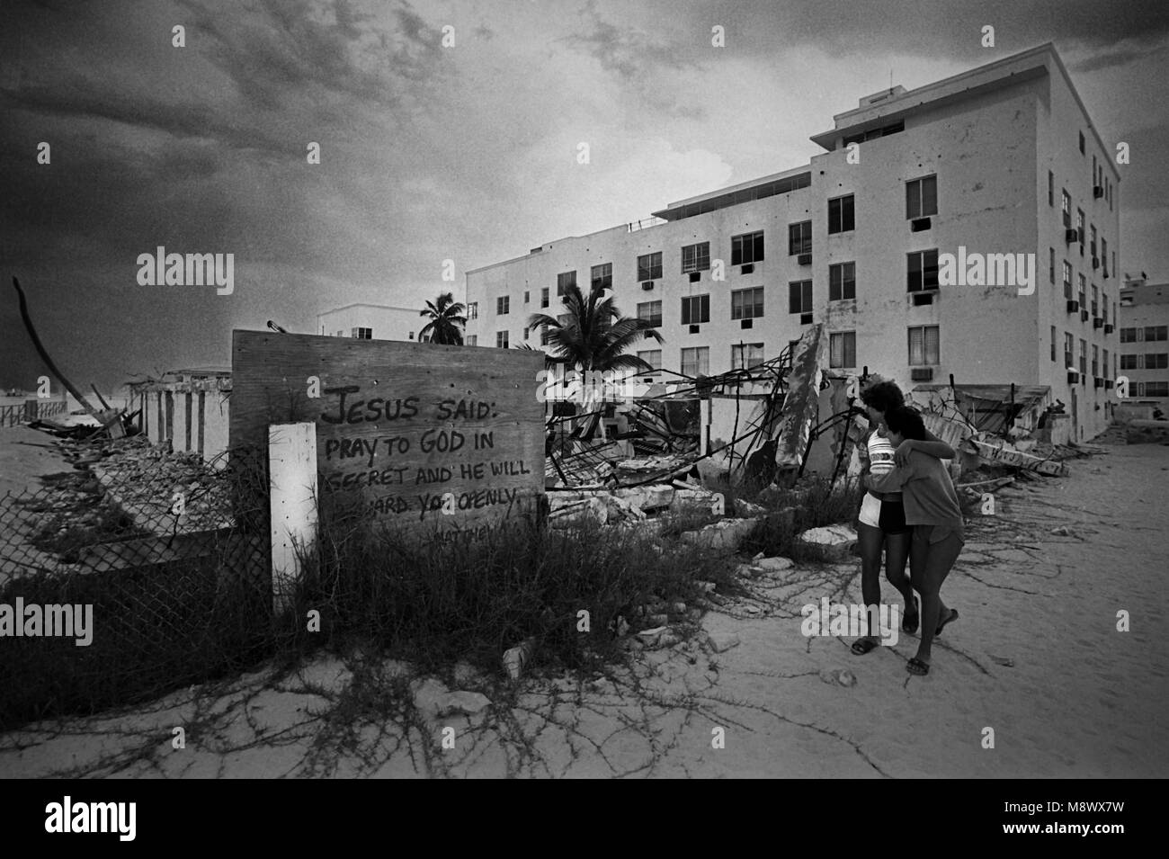 Miami Beach, Florida, USA. 14. Dez, 2013. South Beach 1982, am südlichen Ende der Florida Gold Coast, war ein 1,74 square mile Gemeinschaft dicht gepackt mit meist erste Generation Flüchtlinge, die zu verschiedenen Zeiten in den 1900-er Jahren floh dem Hader der Sowjetunion/Russland, Hitlers Deutschland, Castros Kuba, Duvalier Haitis und eine Anzahl von anderen Regimes in Latein- und Südamerika. Etwa 15.000 von ihnen zaristischen Ära Osteuropäische Flüchtlinge - die größte Bevölkerung der Welt. Die Gruppen hatten sehr wenig gemein, andere als das Leben in der Nähe, und erste finanzielle Stockfoto