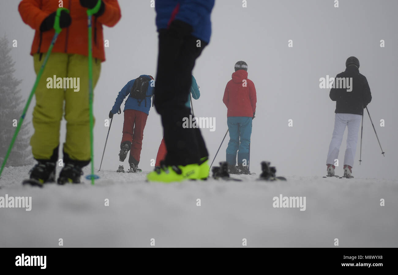 20 März 2018, Deutschland, Garmisch-Partenkirchen: Skifahrer stehend bei Schneefall im Skigebiet am Anfang des Frühlings. Foto: Angelika Warmuth/dpa Stockfoto