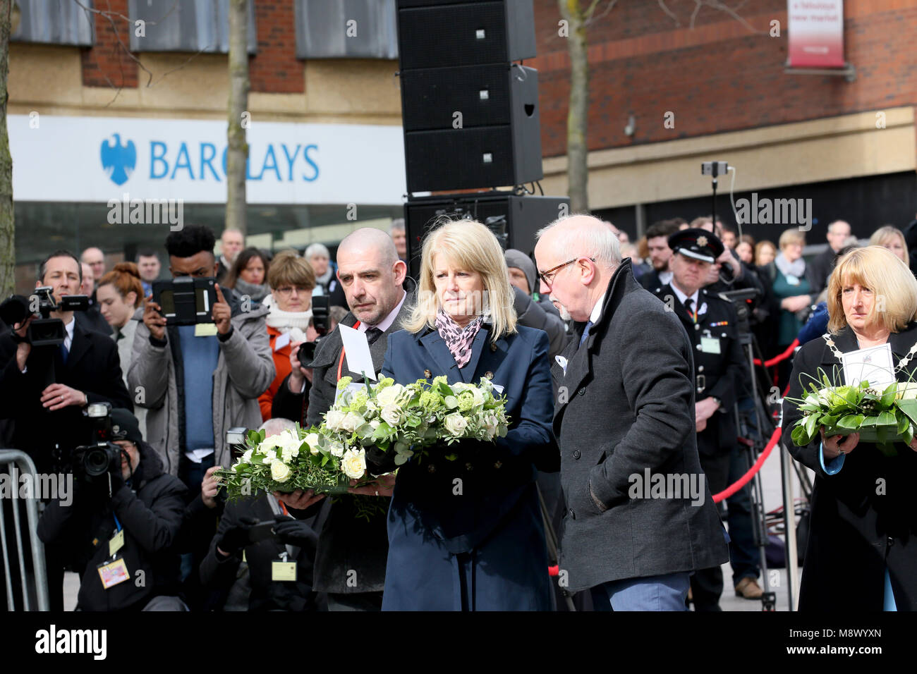 Warrington, Großbritannien. 20 Mär, 2018. Colin und Wendy Parry mit Blumen an den Jahrestag Gedenktag der Bombenanschlag der IRA die Jonathan Ball und Tim Parry in Warrington, 20. März 2018 (C) Barbara Cook/Alamy Leben Nachrichten getötet Stockfoto