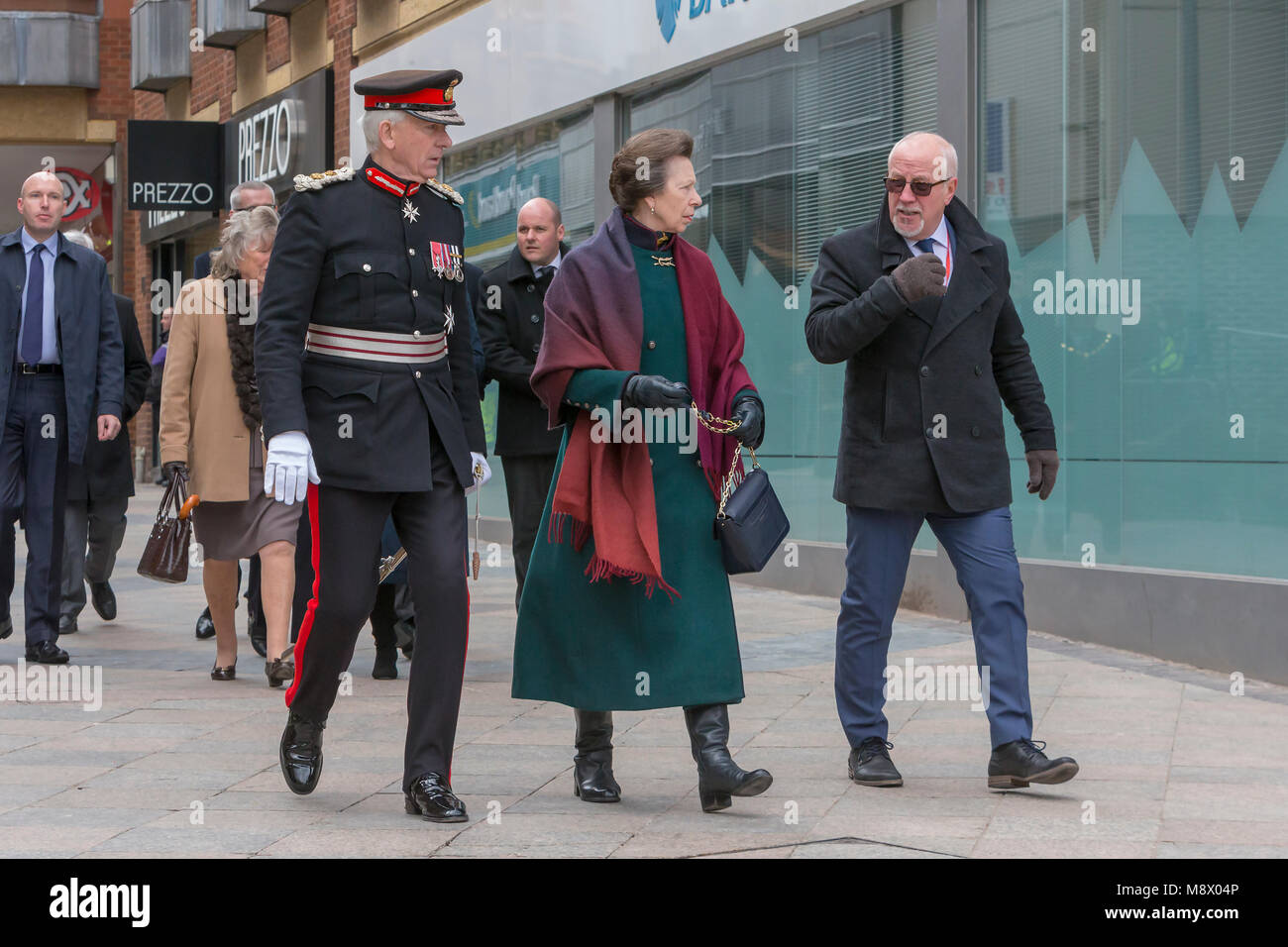 Warrington, Großbritannien. 20 Mär, 2018. Prinzessin Anne besucht 25-jähriges Bestehen der IRA-Bombe, Warrington. Colin Parry führt Ihre Königliche Hoheit Prinzessin Anne, die Princess Royal und Thomas David Briggs, MBE, KstJ, Herr Leutnant von Cheshire (Executive Chair) Credit: John Hopkins/Alamy leben Nachrichten Stockfoto