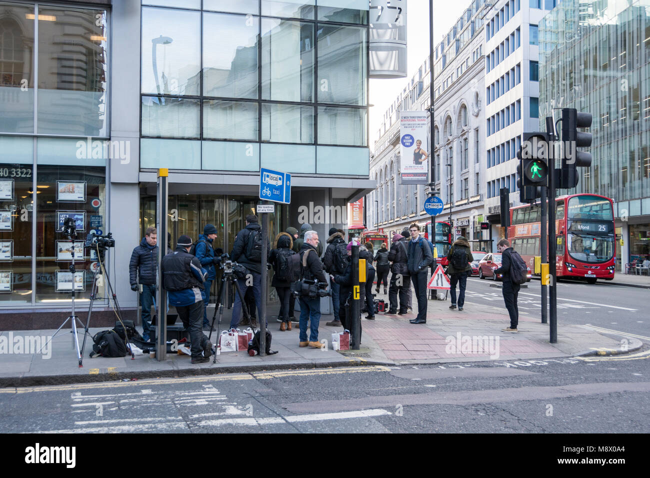 London, England, UK. 20 Mär, 2018. Journalisten und Fotografen um den Eingang von Cambridge Analytica, die Firma in der Mitte der Facebook Daten verstoßen. Credit: Benjamin John/Alamy leben Nachrichten Stockfoto