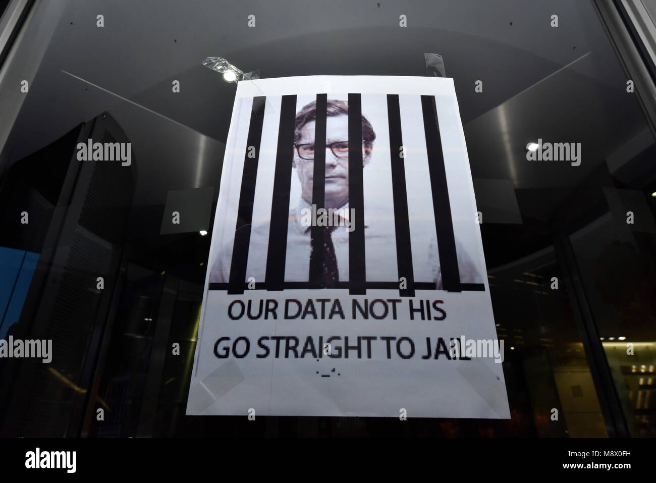 London, Großbritannien. 20. März 2018. Ein Poster von ein Demonstrant auf die Fenster des Büros von Cambridge Analytica in Central London. Cambridge Analytica, einem in Großbritannien ansässigen Beratungsunternehmen Daten, wird vorgeworfen, mit den persönlichen Daten von 50 m Facebook Benutzer die 2016 US-Präsidentschaftswahlen zu beeinflussen. Der britische Information Commissioner sucht ein Gericht rechtfertigen die Räumlichkeiten für Beweise für Verstöße gegen das Datenschutzgesetz zu suchen. Credit: Stephen Chung/Alamy leben Nachrichten Stockfoto