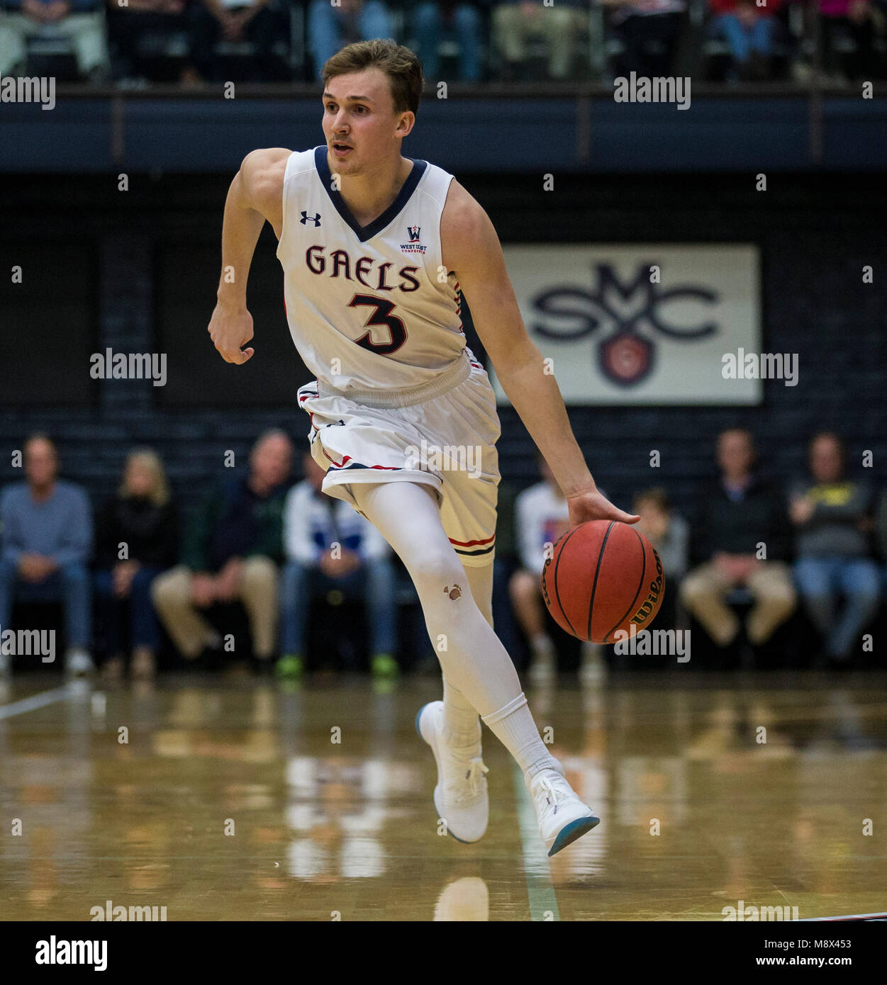 McKeon Pavillon Moraga Calif, USA. 19 Mär, 2018. Usa St. Mary's Guard Emmett Naar (3) bringt die Kugel oben Hof während der NCAA Men's Basketball NIT Turnier zweite Runde zwischen Washington Huskies und Saint Mary's Gaels 85-81 Gewinn an McKeon Pavillon Moraga Calif Thurman James/CSM/Alamy leben Nachrichten Stockfoto