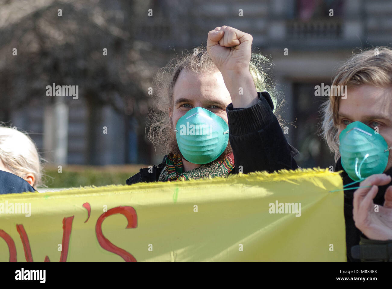 Glasgow, UK. 20 Mär, 2018. Eine Demonstrantin Gesten mit der Hand während eines Protestes in Glasgows George Square in Glasgow City Council, als er steht hinter einem Schild mit der Aufschrift "Glasgow's Kinder brauchen saubere Luft!'' in einem Anti-Pollution Demonstration gegen von GCC Umweltzone Pläne werden giftige Luftverschmutzung darstellen nicht schnell genug in den Griff zu bekommen. Credit: Stewart Kirby/SOPA Images/ZUMA Draht/Alamy leben Nachrichten Stockfoto