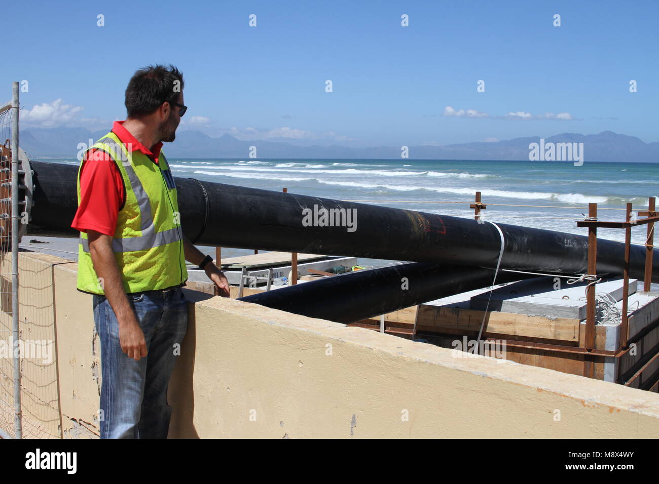 19 Februar 2018, Deutschland, Kapstadt: Ben Peters, einem hydraulischen Ingenieur der Stadt, Überwachung der Bau einer Meerwasserentsalzungsanlage in Strandfonteinm, einem Vorort von Kapstadt. Foto: Kristin Palitza/dpa Stockfoto
