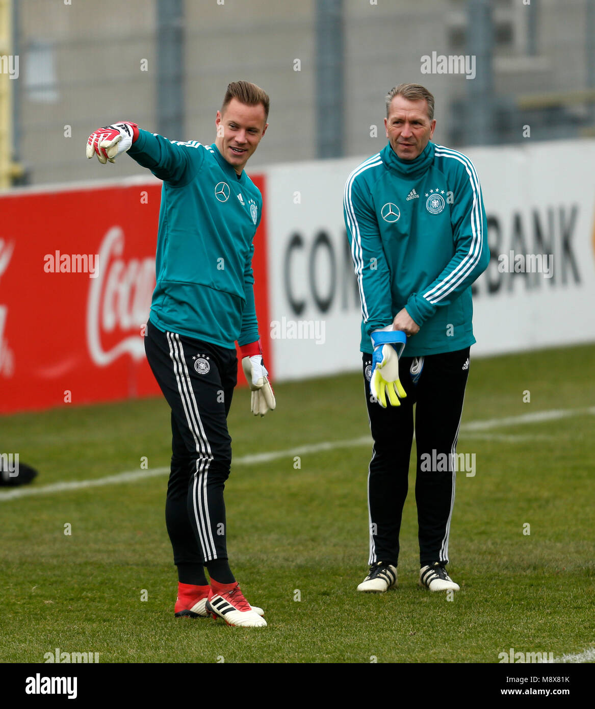 21 März 2018, Deutschland, Düsseldorf: Deutschland Team Training: Goalie Treber - Andre ter Stegen (l) im Gespräch mit torwarttrainer Andreas Koepke. Deutschland sind durch Spanien in einer freundlichen am 23.03. 2018. Foto: Ina Faßbender/dpa Stockfoto