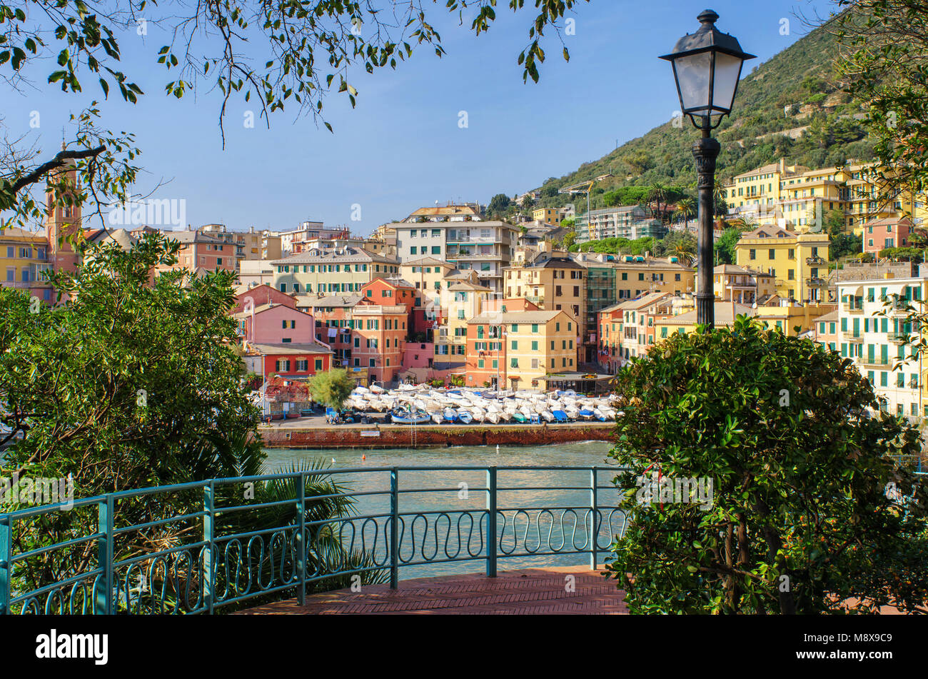 Gerahmte Blick mit Laterne der kleinen Hafen der ehemaligen Fischerdorf Nervi, jetzt Teil von Genua, vom berühmten ligurischen Strandpromenade Stockfoto