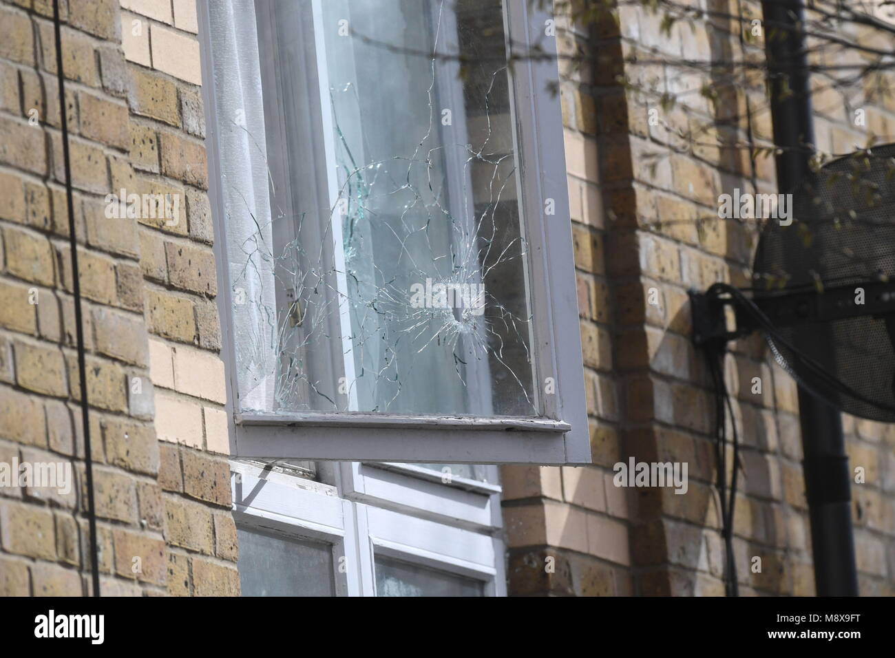 Ein zerbrochenes Fenster in Montgomery Street, Clapton, East London, wie die Polizei Watchdog hat eine Untersuchung eingeleitet, nachdem ein Mann von einem Polizisten in der Nacht zum Montag erschossen wurde. Scotland Yard sagte, daß es den Vorfall der unabhängiges Amt für Verhalten der Polizei (IOPC), deren Forscher an der Szene sind. Stockfoto