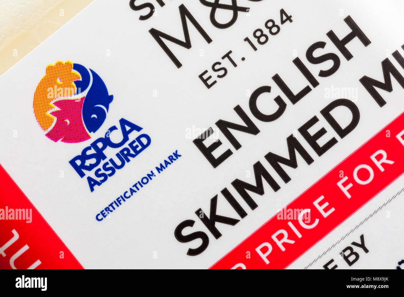 RSPCA versichert Zertifizierungszeichen auf dem Etikett ein Pint einfach M&S Englisch Magermilch Stockfoto