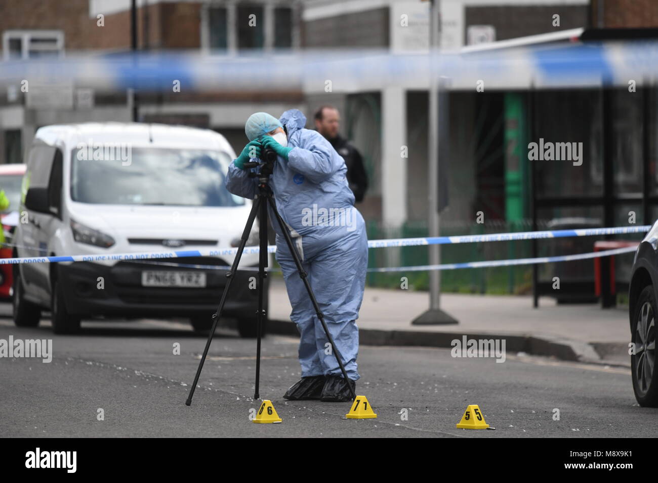 Eine forensische officer Fotografien Patronen in Montgomery Street, Clapton, East London, wie die Polizei watchdog eine Untersuchung nach ein Mann erschossen von einem Polizisten in der Nacht zum Montag auf den Weg gebracht hat. Scotland Yard sagte, daß es den Vorfall der unabhängiges Amt für Verhalten der Polizei (IOPC), deren Forscher an der Szene sind. Stockfoto