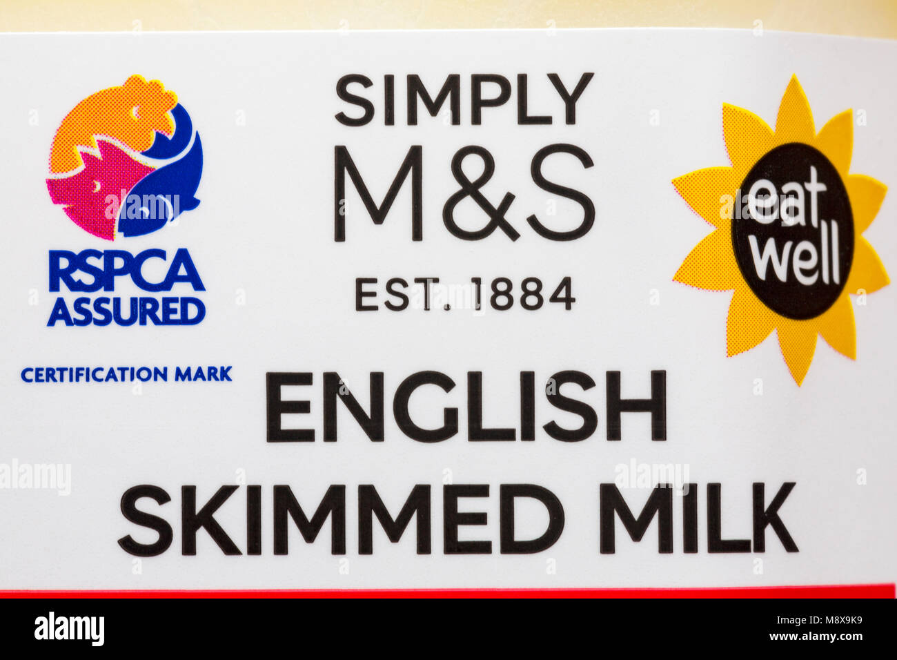 Etikett auf ein Pint einfach M&S Englisch Magermilch - RSPCA versichert Zertifizierungszeichen Stockfoto