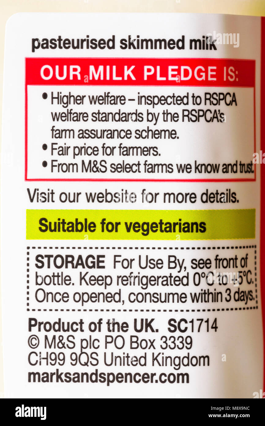 Die Informationen auf dem Etikett pint Einfach M&S Englisch Magermilch Stockfoto