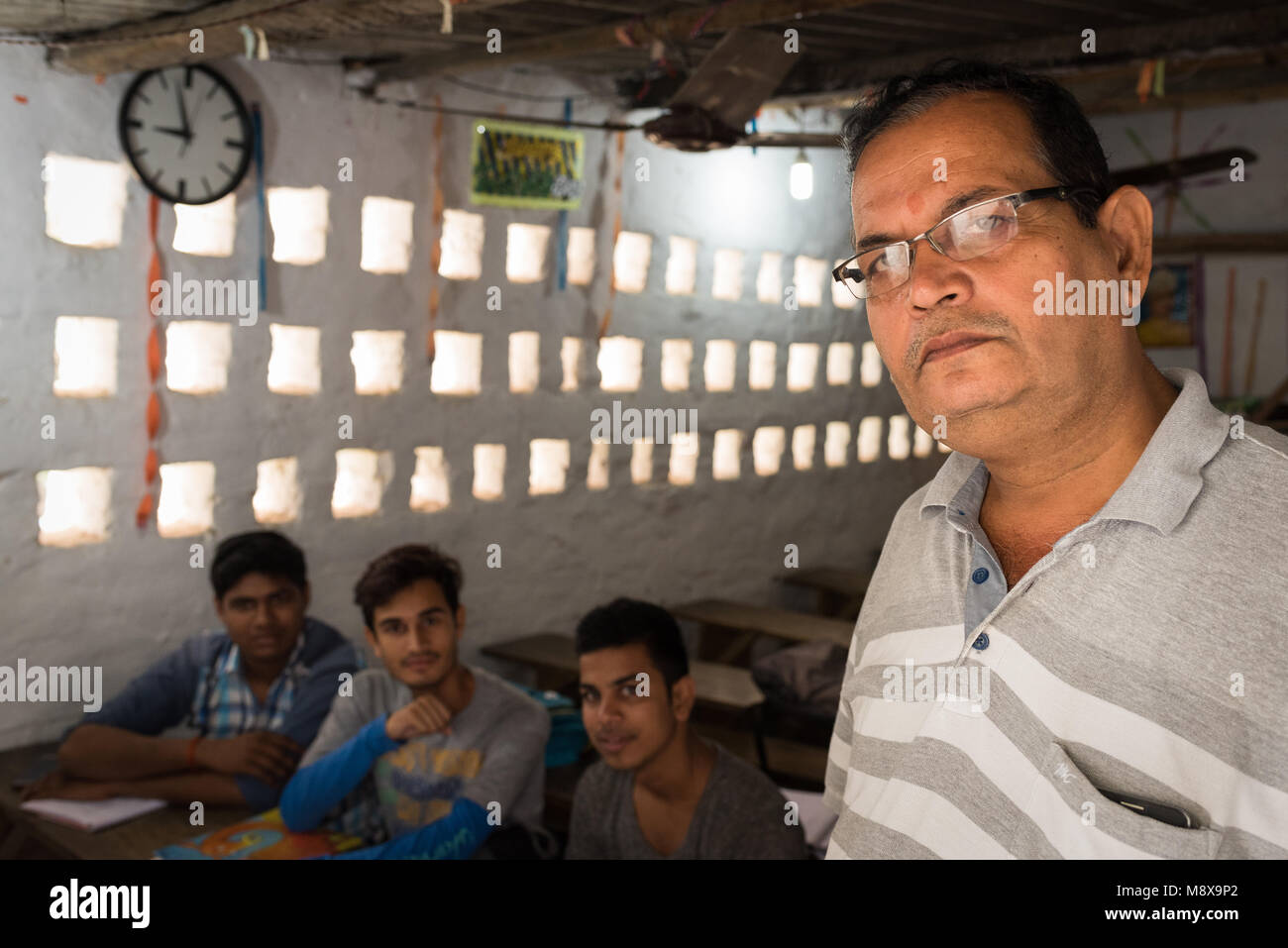 Ein Mathelehrer und Studenten in sein Klassenzimmer, Hajipur, Indien. Stockfoto