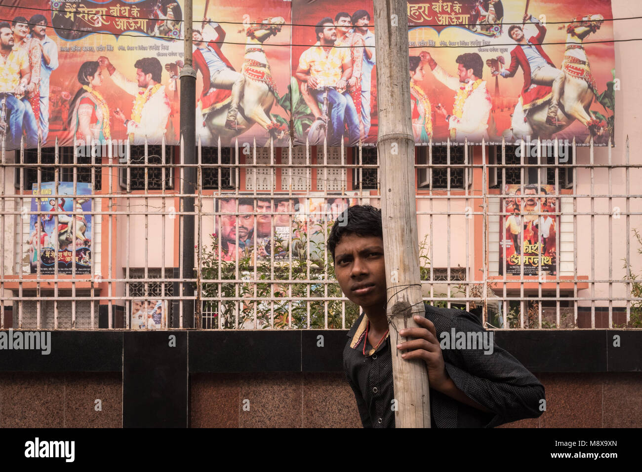 Ein junger Mann, der vor dem Kino, Hajipur, Indien. Stockfoto