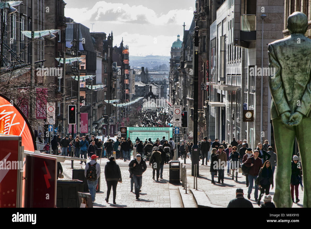 Auf der Suche der Buchanan Street, Glasgow, Schottland, mit Statue von Donald Dewar im Vordergrund Stockfoto