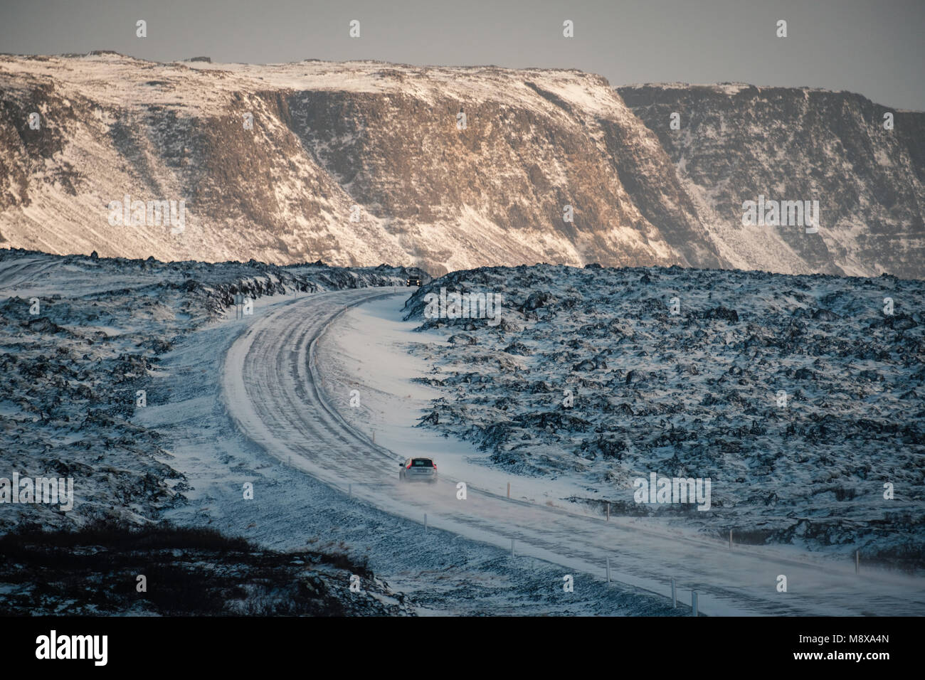 Winter im Schnee Blizzard. Schneegestöber über die Straße. Schwierige Fahrbedingungen im Winter in Island. Sonnigen aber windigen Tag, typische Eis Stockfoto