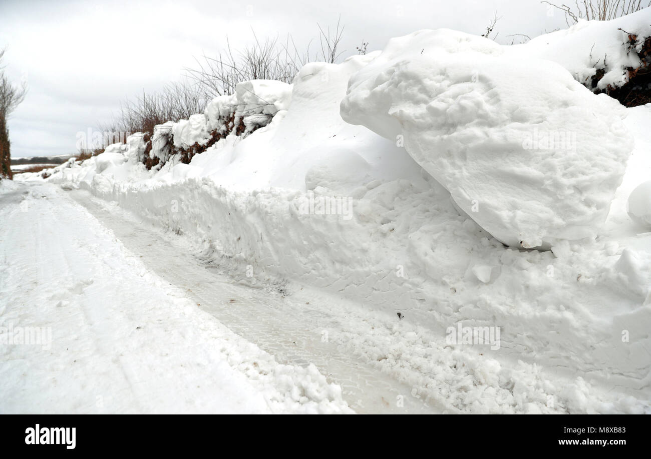 Am Straßenrand, der zum Dunkery Beacon im Exmoor National Park führt, liegt Schneeverwehungen, da die eisigen Bedingungen des „Mini Beast from the East“ noch einen Tag anhaften werden, bevor Großbritannien den Frühling wieder erleben wird. Stockfoto