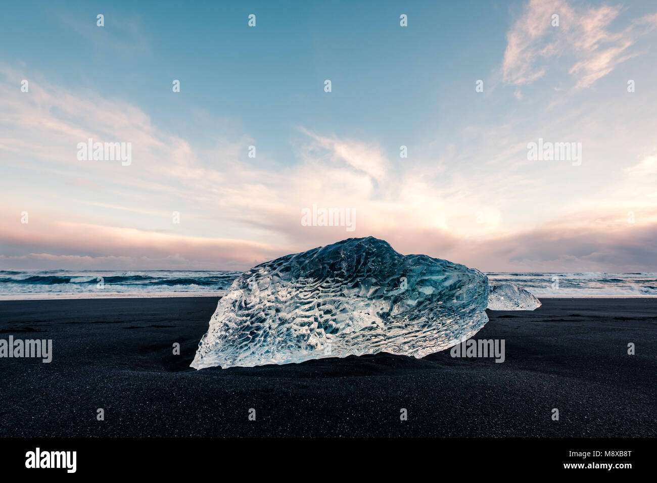 Eis auf dem schwarzen vulkanischen Strand in der Nähe der Gletscherlagune Jokulsarlon, Winter Island. Detail einer glazialen Fragment des Eis am schwarzen Sandstrand im schönen Stockfoto