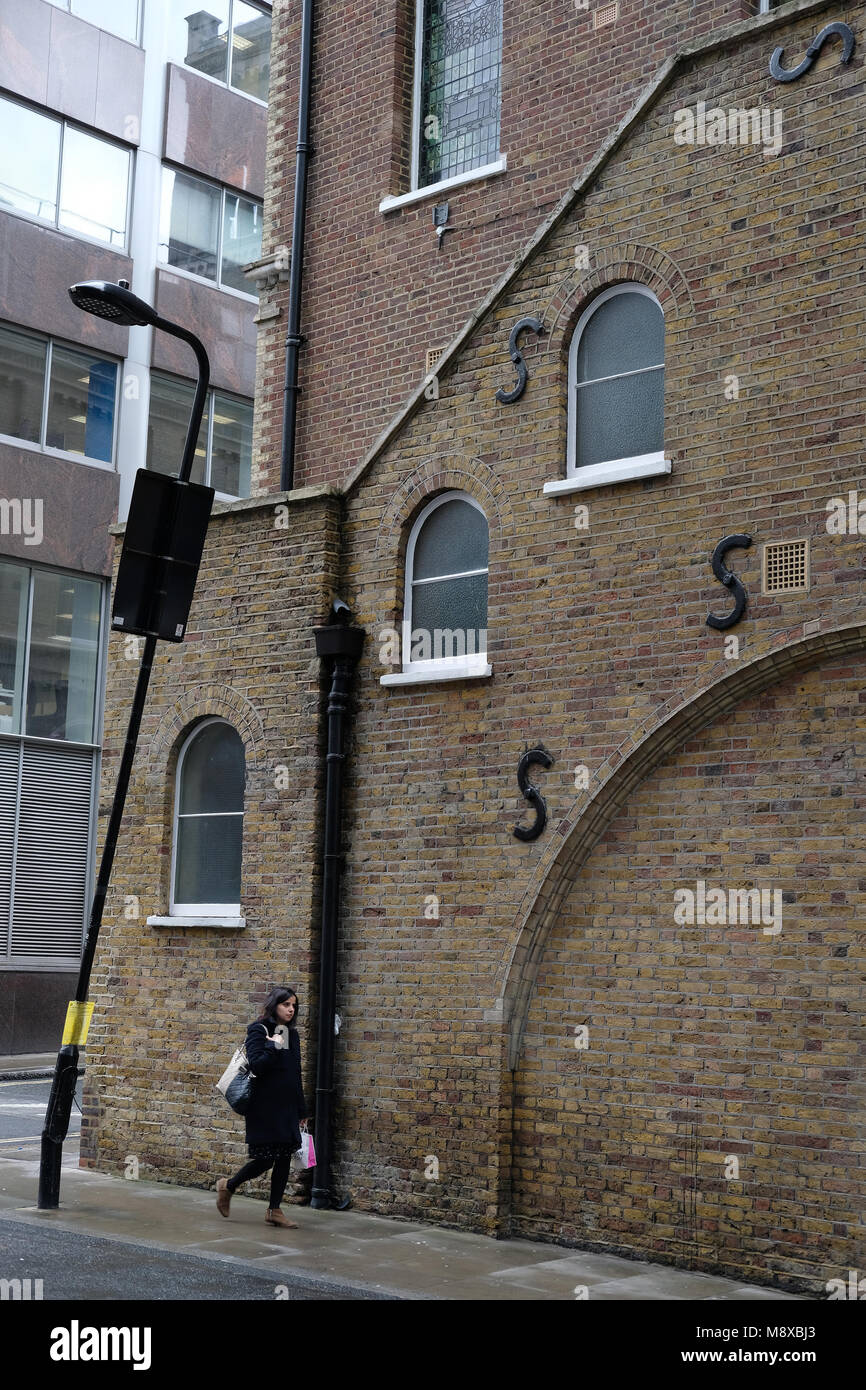 S-förmige Stütze Bars für Wand Stärkung in London. Stockfoto