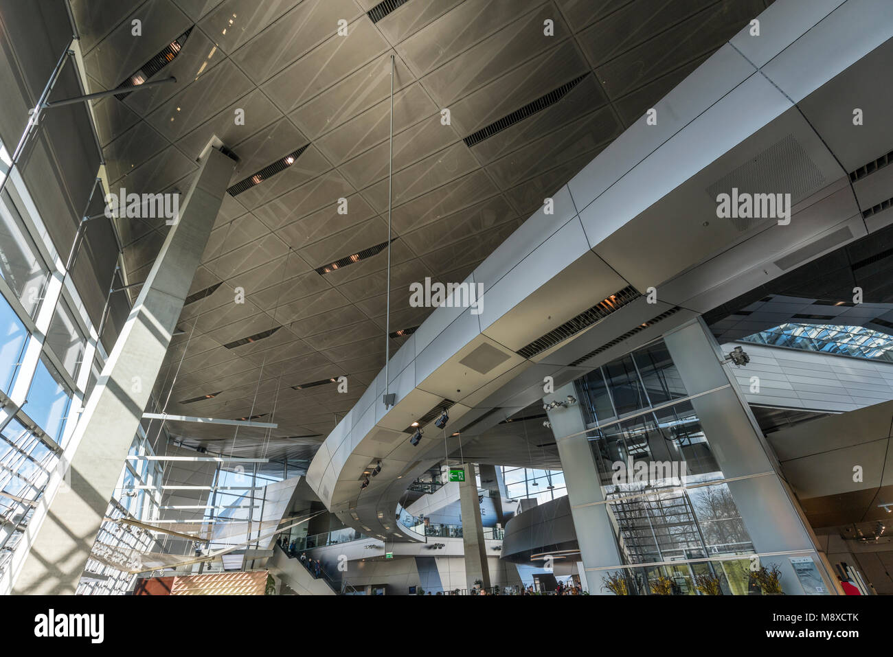BMW Welt, eine multifunktionale Kundenerlebnis und die Ausstellung der BMW. Es ist von COOP HIMMELB(L)AU. Stockfoto