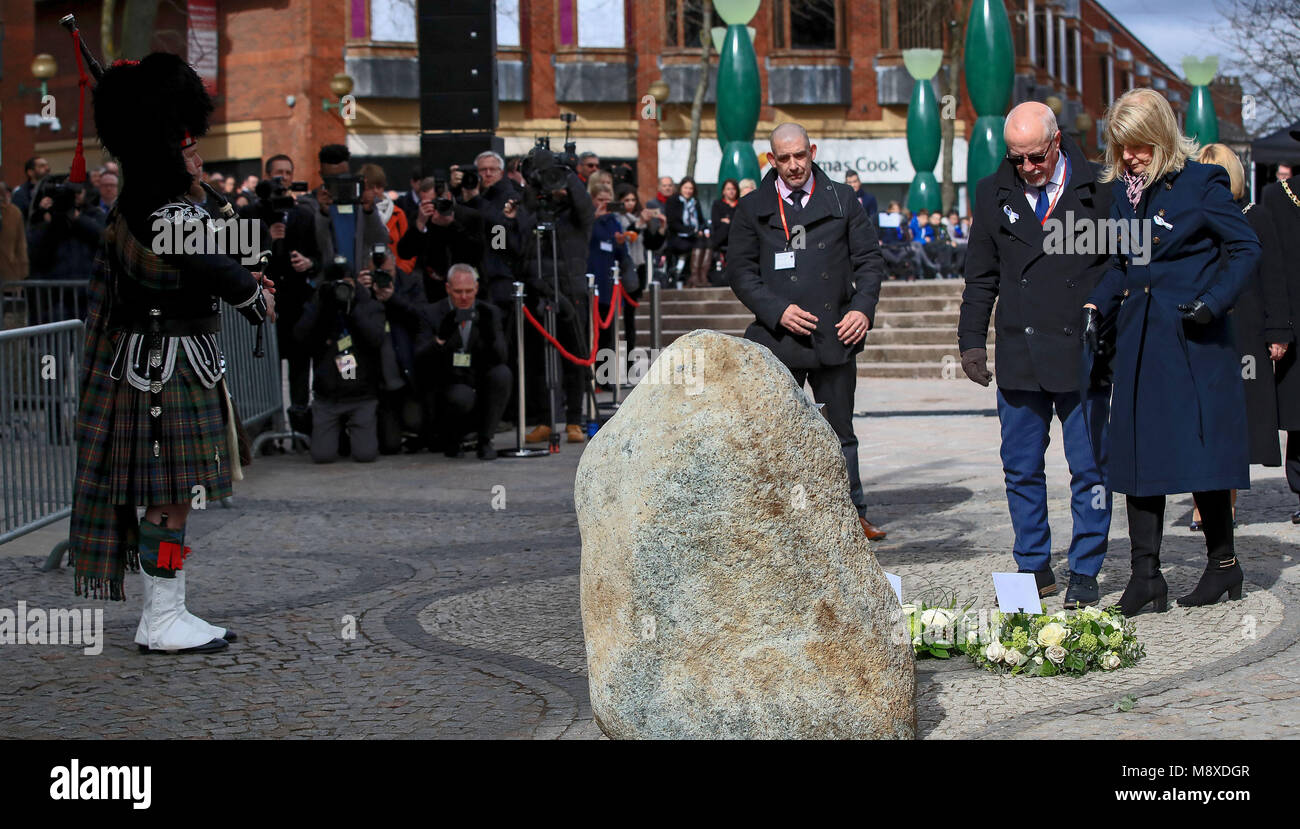 Wendy Parry und ihr Mann Colin (Zweiter von rechts) legen Blumen am Gedenkstein auf der Bridge Street, in Warrington, wo zwei IRA Bomben gezündet wurden, töten ihren Sohn Tim Parry, 12, und Johnathan Kugel, drei, und verletzt mehr als fünfzig anderen, während des 25-jährigen Jubiläums der Warrington Bombenanschlag. Stockfoto