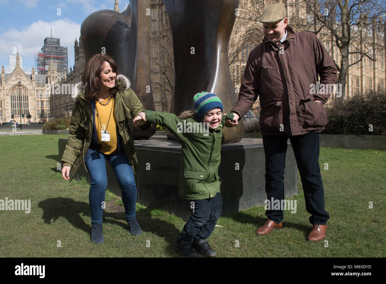 Sechs-jährige Alfie Dingley mit seinen Eltern zog Dingley und Hannah Diakon in Westminster, London, vor der Übergabe in einer 380.000 Mann starken Petition Nummer 10 Downing Street bitten um Alfie medizinisches Cannabis seine Epilepsie zu behandeln. Stockfoto