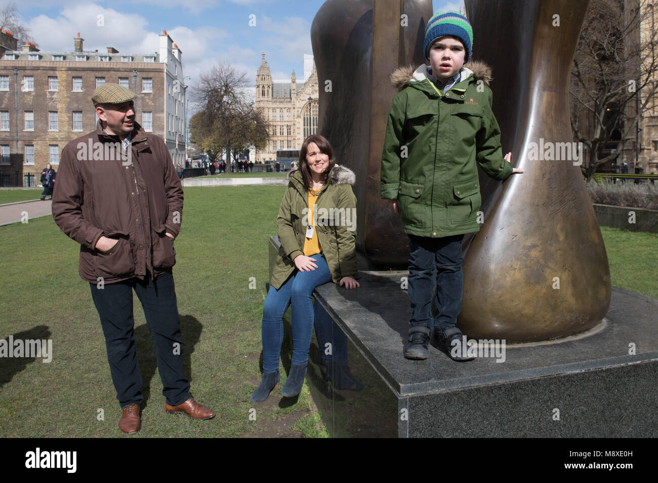 Sechs-jährige Alfie Dingley mit seinen Eltern zog Dingley und Hannah Diakon in Westminster, London, vor der Übergabe in einer 380.000 Mann starken Petition Nummer 10 Downing Street bitten um Alfie medizinisches Cannabis seine Epilepsie zu behandeln. Stockfoto