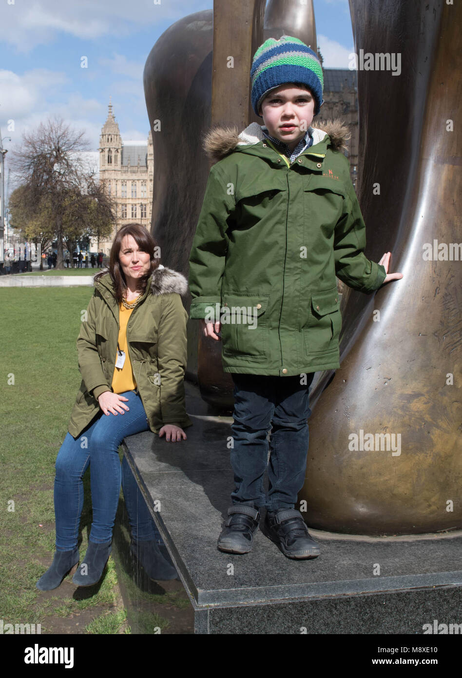 Sechs-jährige Alfie Dingley mit seiner Mutter Hannah Diakon in Westminster, London, vor der Übergabe in einer 380.000 Mann starken Petition Nummer 10 Downing Street bitten um Alfie medizinisches Cannabis seine Epilepsie zu behandeln. Stockfoto