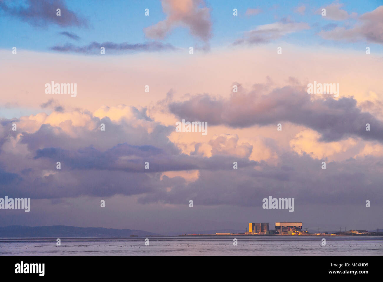 Wolken über die Atomkraftwerke in Heysham, Lancashire, im Abendlicht Stockfoto