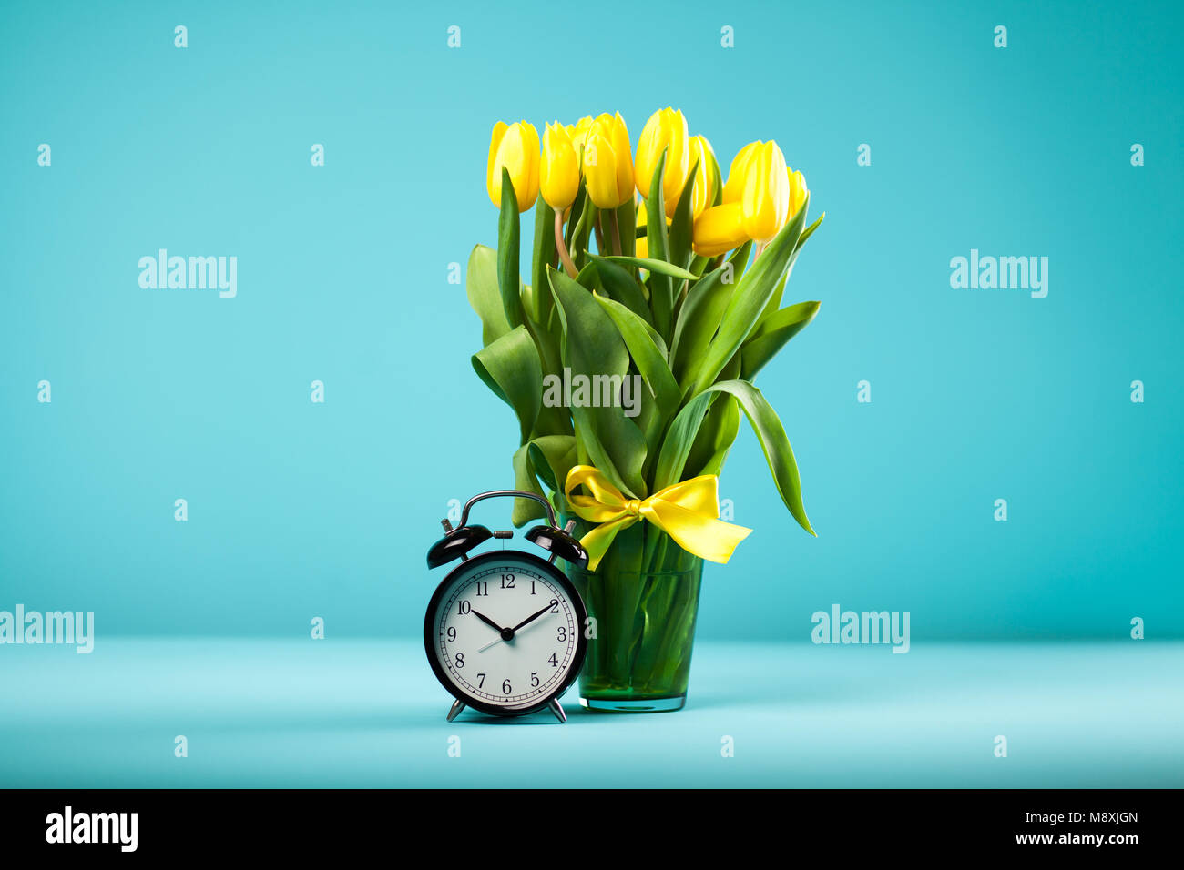 Gelbe Tulpen auf blauem Hintergrund Stockfoto