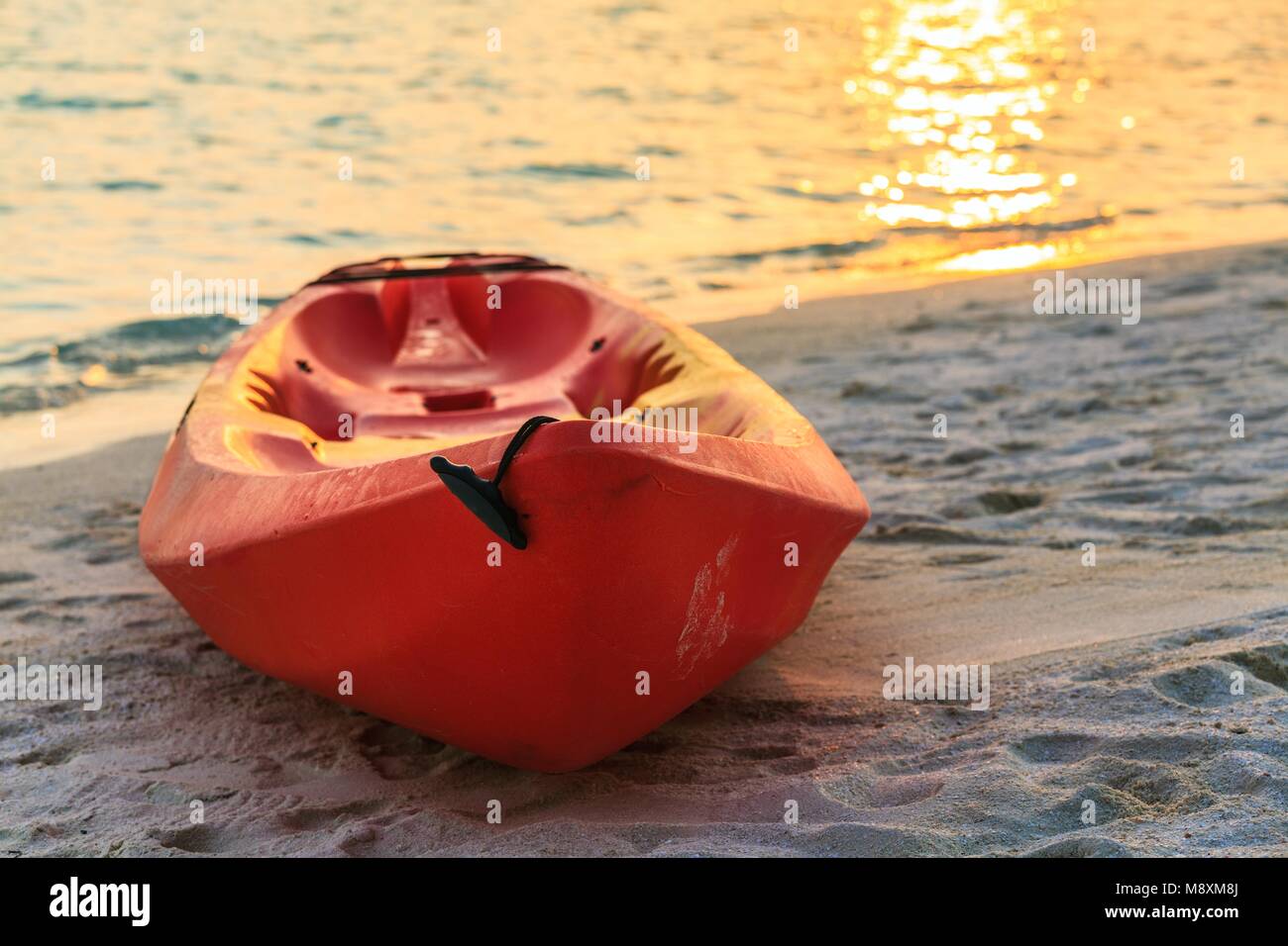 Red Boat ist auf sandigen Sunset Beach, Malediven Stockfoto