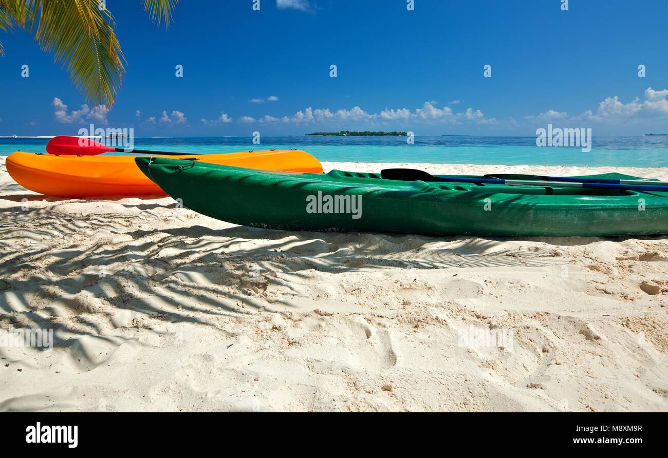 Paddel Boote sind auf sandigen Strand, Malediven Stockfoto