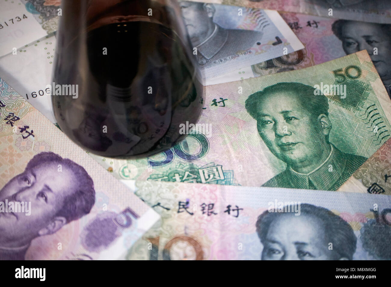 Glaskolben für Rohöl mit Chinese Yuan Renminbi Währung Konzept Stockfoto