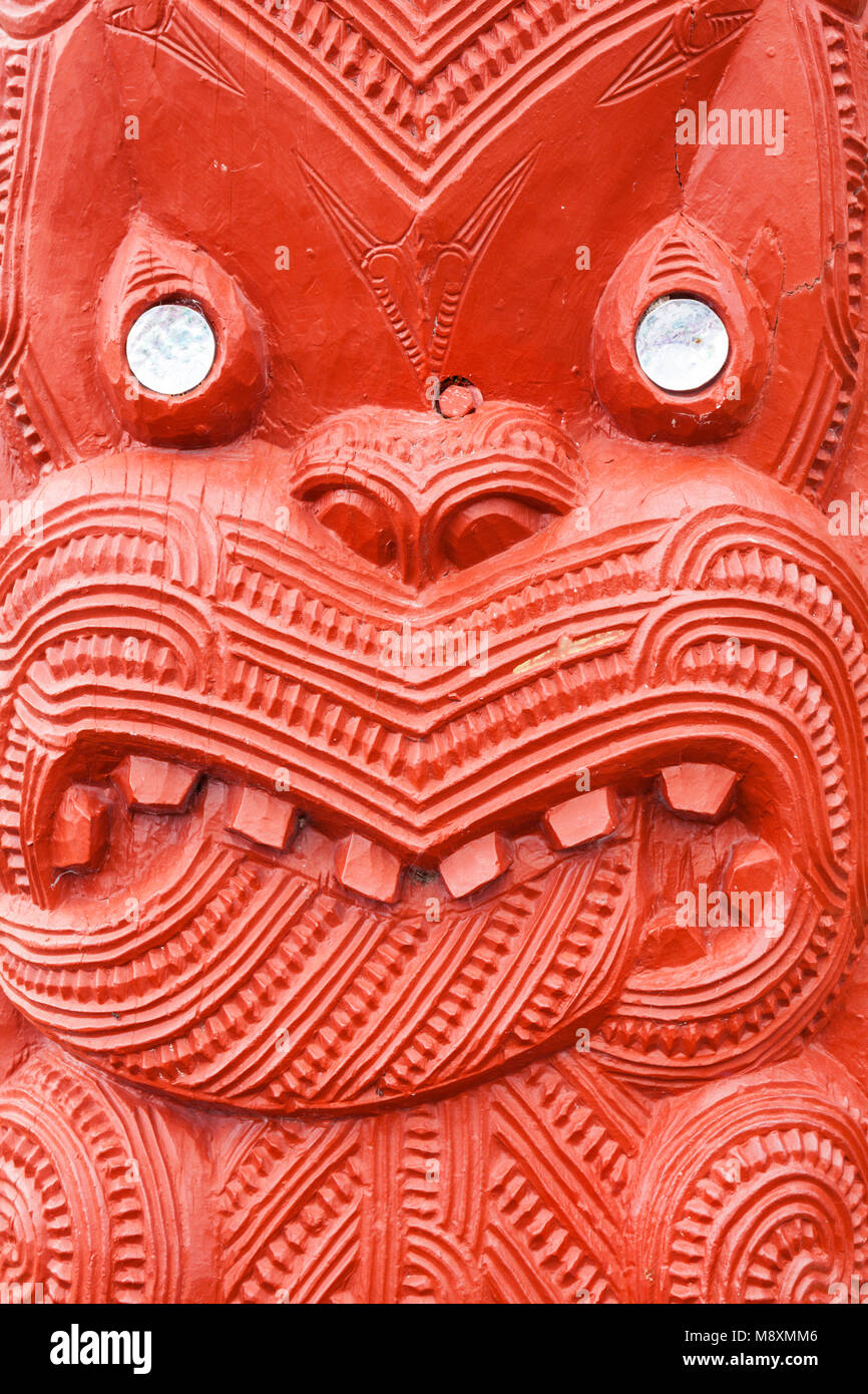 Neuseeland rotorua Neuseeland whakarewarewa rot Maori carving Perlmutt Dekoration Haus der Begegnung wahiao rotorua Neuseeland North Island. Stockfoto