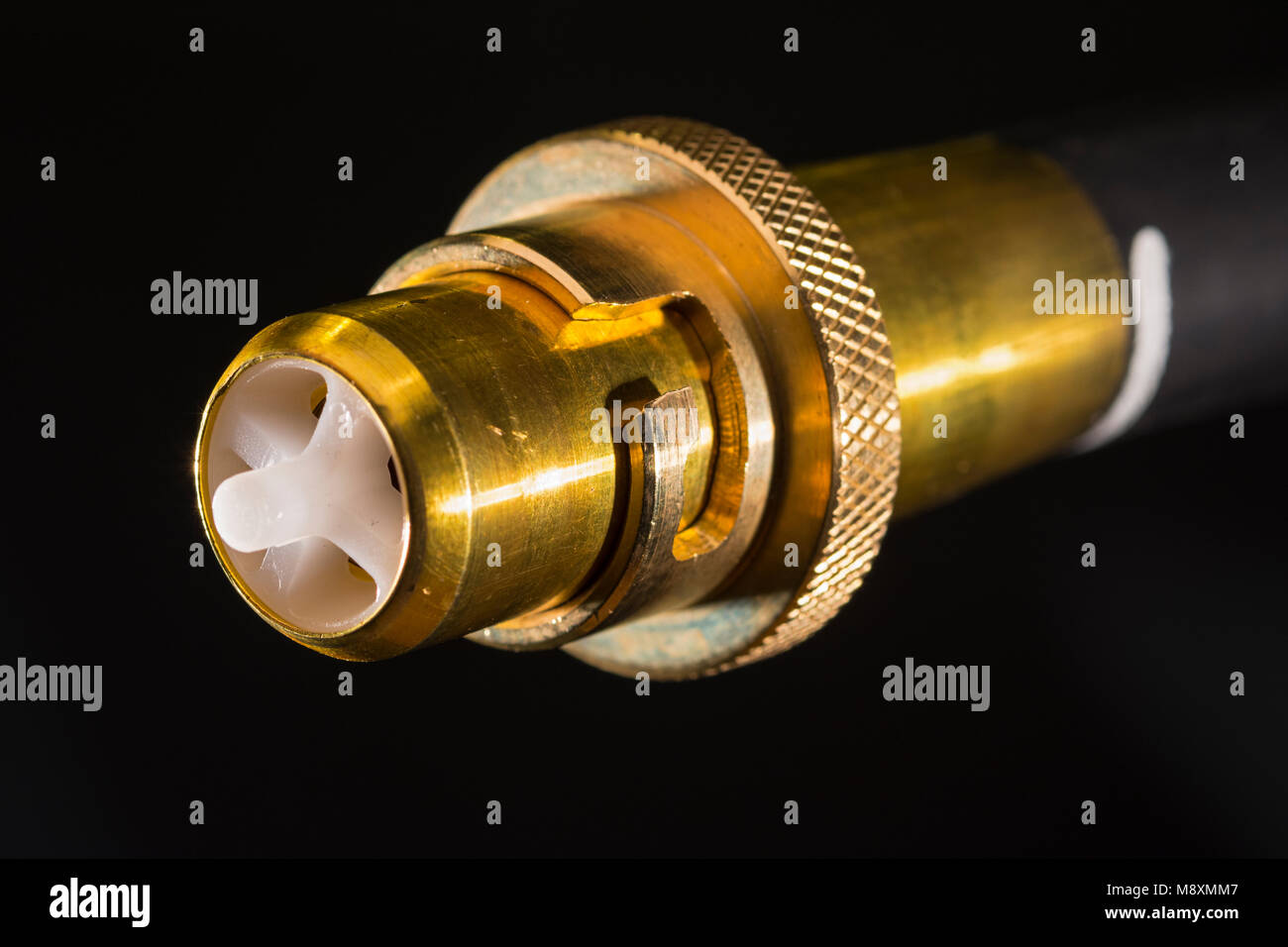 Nahaufnahme der Bajonettfassung eines flexiblen Schlauch für den Anschluss der Gasversorgung zu einem inländischen Gas Herd. Stockfoto
