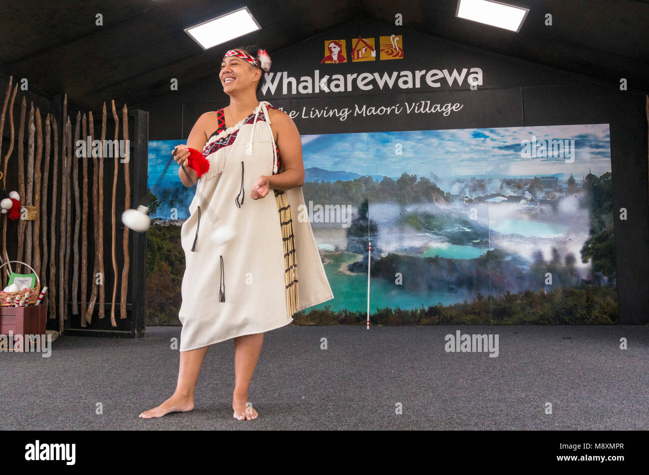 Neuseeland rotorua Neuseeland whakarewarewa rotorua Maori Kultur Unterhaltung zeigen Maori Frau Tänzer nz Nordinsel Neuseeland Ozeanien Stockfoto